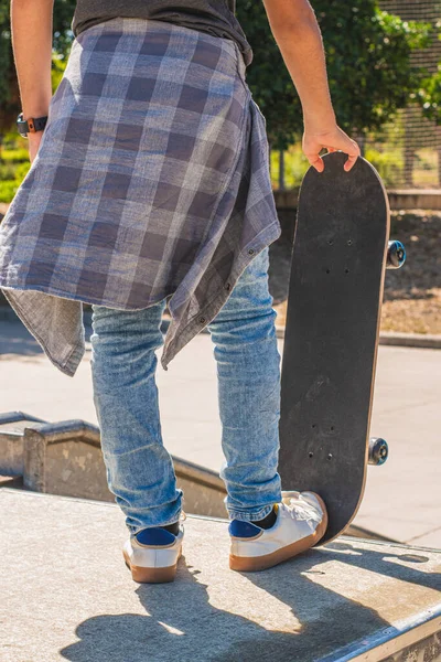 Unrecognizable Teenager Photographed Prepares Descend Obstacle Skate Park — Stock Photo, Image