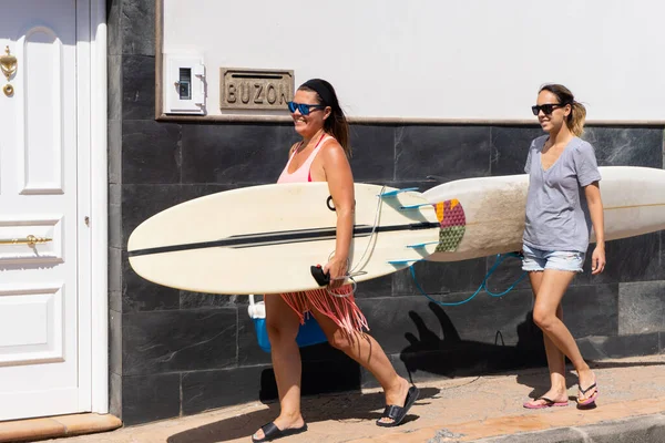 Zwei Kaukasische Surferinnen Sommerkleidung Und Sonnenbrille Laufen Die Straße Hinunter — Stockfoto