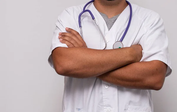Unerkennbarer Arzt Mit Laborkittel Und Stethoskop Die Arme Verschränkt — Stockfoto