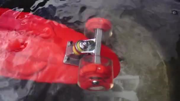 Anak Anak Skateboard Merah Luar Ruangan — Stok Video