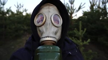Güneş ormanı gaz maskesinde Coronavirus 'a karşı koruyucu maskeli hiç kimse yok.