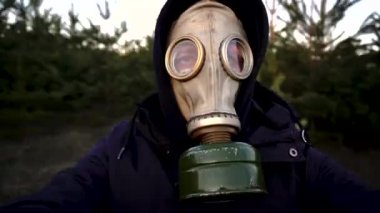 Güneş ormanı gaz maskesinde Coronavirus 'a karşı koruyucu maskeli hiç kimse yok.
