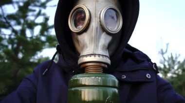Güneş ormanı gaz maskesinde Coronavirus 'a karşı koruyucu maskeli hiç kimse yok.
