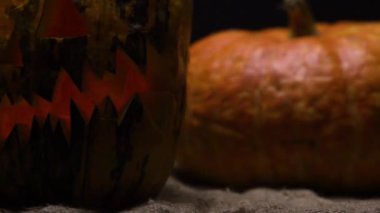 Ekim 'in sonlarında Cadılar Bayramı' nda kıvılcımlar ve mumlar içinde turuncu bir balkabağı