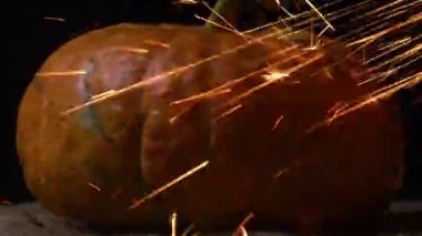 Ekim 'in sonlarında Cadılar Bayramı' nda kıvılcımlar ve mumlar içinde turuncu bir balkabağı