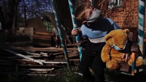 Een Kind Thuis Quarantaine Zwaait Een Schommel Met Een Teddybeer — Stockvideo