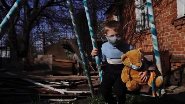 Niño Casa Cuarentena Balancea Columpio Con Oso Peluche Máscaras Contra — Vídeos de Stock