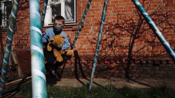 Ein Kind Hause Quarantäne Wiegt Sich Auf Einer Schaukel Mit — Stockvideo