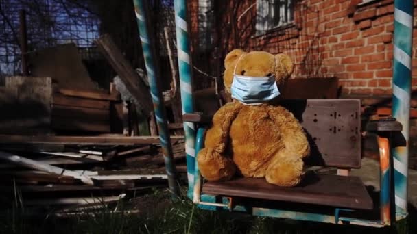 Teddybär Von Virus Auf Schaukel Maskiert — Stockvideo