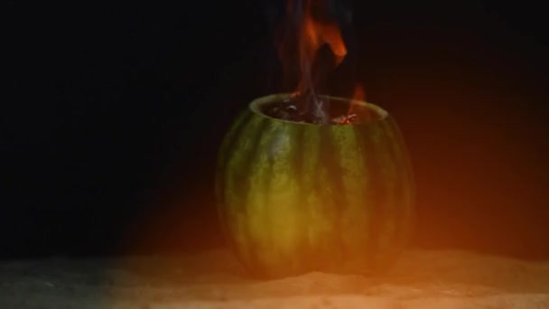 10月のハロウィーンの恐ろしい休日に燃える炎と緑のスイカの火傷 — ストック動画