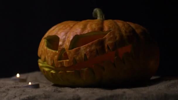 Halloween Feiertag Ende Oktober Mit Einem Orangefarbenen Kürbis Funken Und — Stockvideo