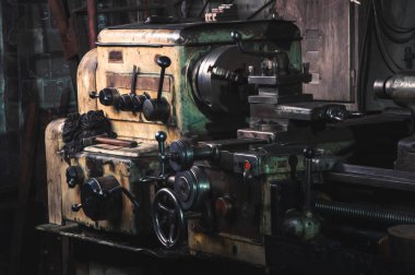 Atölyeye eski metal torna monte edildi