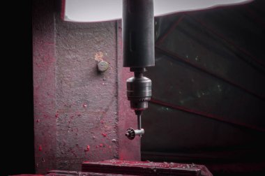 Atölyeye eski metal torna monte edildi