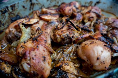 Tavuk mangalı pişiriyorum.