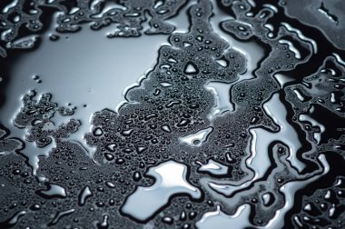 Su bardağa düşer.