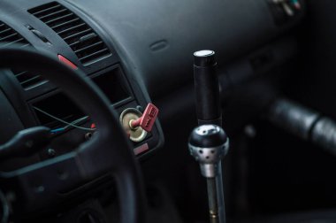 Gri koltuklardaki araba. Karanlıktaki kırmızı gösterge paneli gece fotoğrafçılığı.