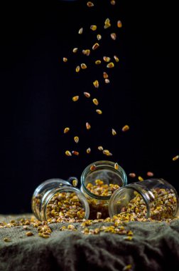 mısır tanesi cam kavanozlara düşer.