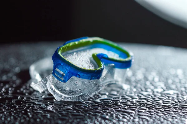 Védőszemüveg Vizes Úszáshoz Vízcseppekben Kék Átlátszó — Stock Fotó