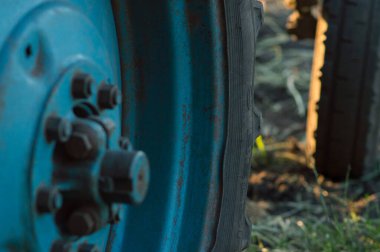 Traktör, yaz hasadından sonra gelecek yıla hazırlanmak için tarlayı sürüyor.