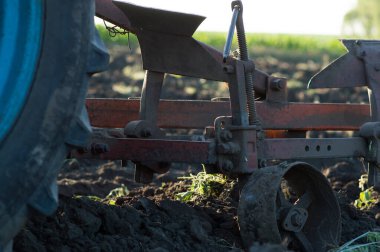 Traktör, yaz hasadından sonra gelecek yıla hazırlanmak için tarlayı sürüyor.
