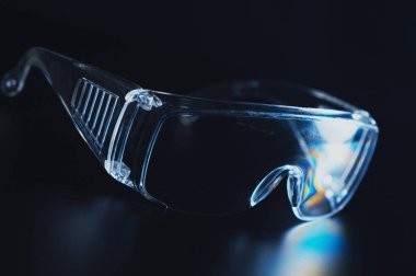 Siyah arkaplanda gözlük