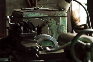 Atölyedeki eski yeşil torna.