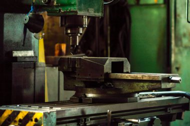 Atölyedeki eski yeşil torna.