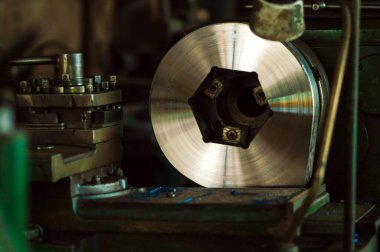 Eski kauçuk atıklarının geri dönüşümü ve atılması için bıçakların onarımı