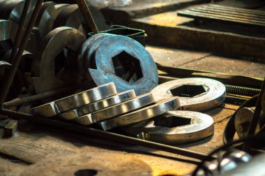 Eski kauçuk atıklarının geri dönüşümü ve atılması için bıçakların onarımı