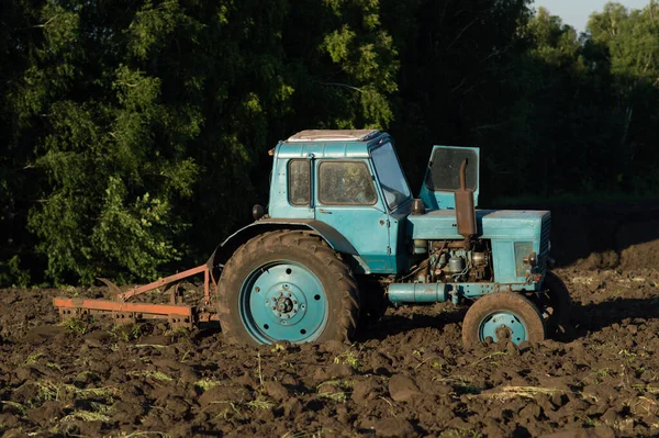 Traktor Ősszel Szántja Fel Mezőt Nyári Szüret Után Hogy Felkészüljön — Stock Fotó