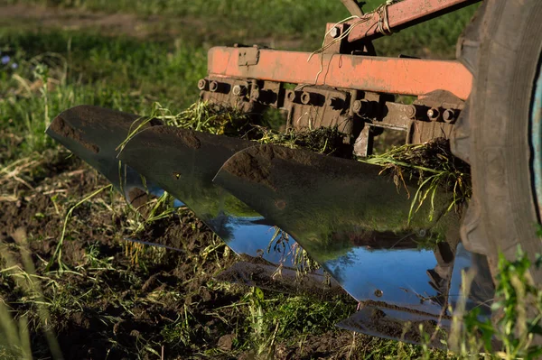 Traktor Ősszel Szántja Fel Mezőt Nyári Szüret Után Hogy Felkészüljön — Stock Fotó