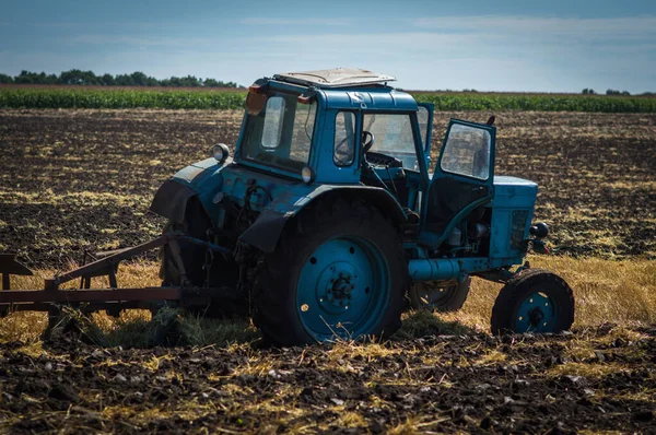 Blauer Alter Traktor Pflügt Abends Bei Sonnenuntergang Das Feld — Stockfoto