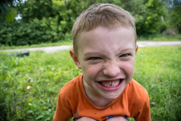小さな子供が最初の歯を失い — ストック写真