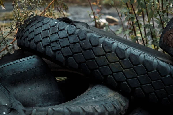 古い車のタイヤの埋立ゴム廃棄物ダンプをリサイクル — ストック写真