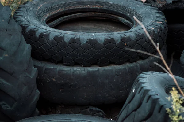 古い車のタイヤの埋立ゴム廃棄物ダンプをリサイクル — ストック写真