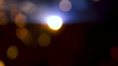 Karanlıktaki kaynakçı kaynak makinesiyle metalde kaynak yapıyor.