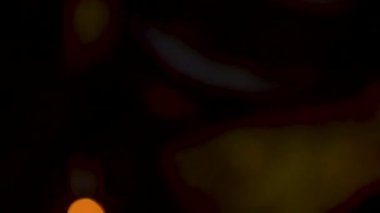 Karanlıktaki kaynakçı kaynak makinesiyle metalde kaynak yapıyor.