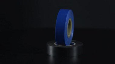 Elektrik kablolarının yalıtımı için siyah ve mavi elektrik bandı