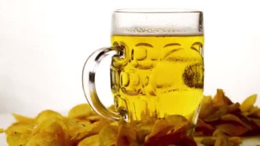 Kehribar birası beyaz arka planda cam bir kadehte Oktoberfest kutlaması için