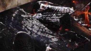 Barbeküde yakacak odun ve tavuk yahnili ateş yemeği.