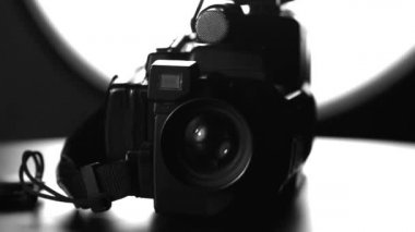 Karanlıktaki eski siyah kameram.