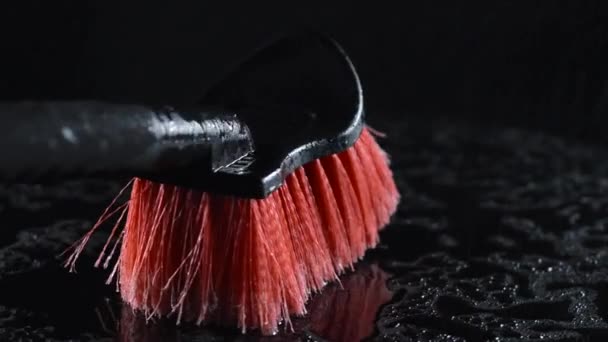 Siyah Arka Planda Yumuşak Siyah Saplı Kırmızı Araba Yıkama Fırçası — Stok video