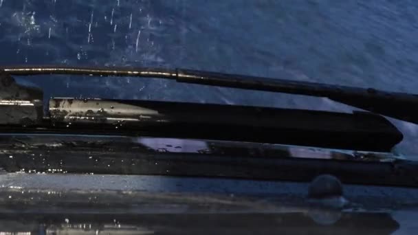 Мийка Автомобіля Сіра Брудна Червона Щітка Піна Води Літньому Сонці — стокове відео
