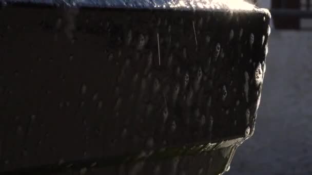 Lavagem Carro Cinza Sujo Escova Vermelha Espuma Água Sol Verão — Vídeo de Stock