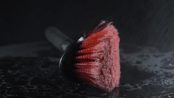 Cepillo Lavado Coche Rojo Con Mango Negro Suave Sobre Fondo — Vídeo de stock