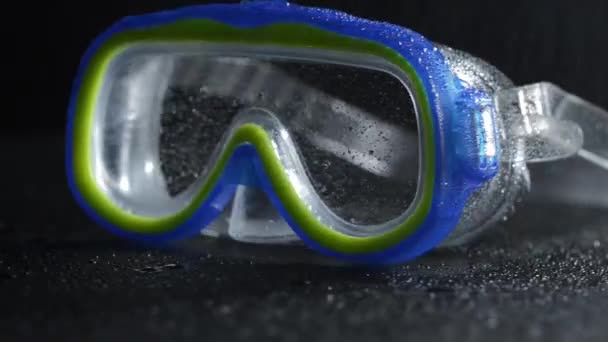 Γυαλιά Για Κολύμπι Βρεγμένα Νερό Σταγόνες Μπλε Διαφανές — Αρχείο Βίντεο