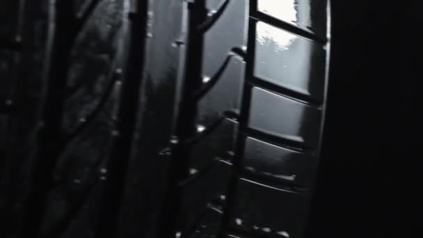 在路上开车用的黑色汽车轮胎 — 图库视频影像