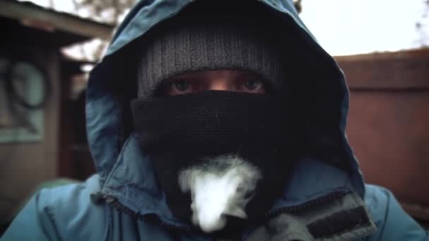 Protestante Sopra Fumaça Através Uma Máscara — Vídeo de Stock
