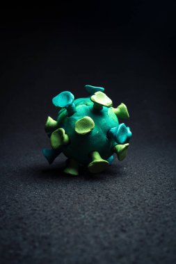 Mor arkaplandaki plasticine coronavirus 'tan soyut bir figür