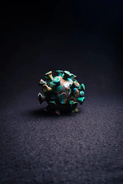 Mor arkaplandaki plasticine coronavirus 'tan soyut bir figür